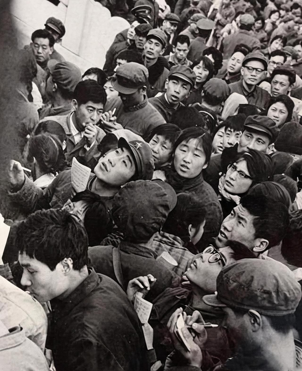 这是1977年恢复高考后，考生纷纷查看考试成绩。这次有570万人报名参加高考。可