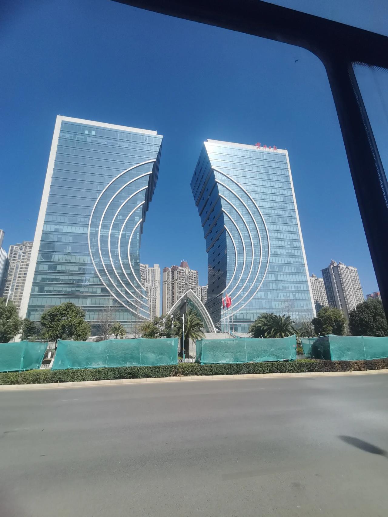 这个楼看似是两幢其实是一座越看越耐看