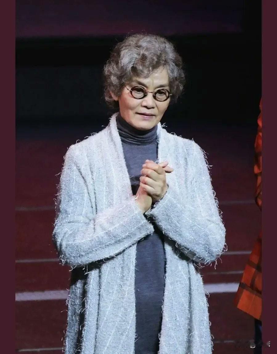 71岁的潘虹，​现在终于承认，这辈子最大的错，就是太晚明白这段话：“​年轻时，除