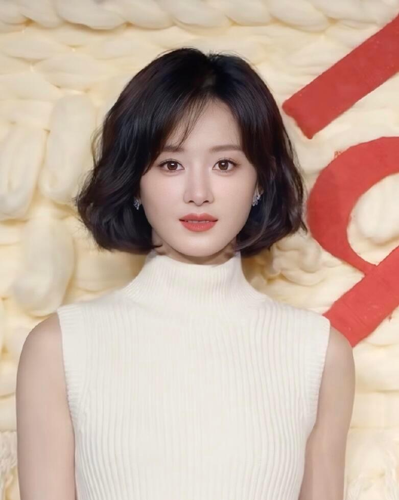 对脸小有了具象的认知…这个发型真的好考验脸小…这几次赵丽颖的短发look都好美感