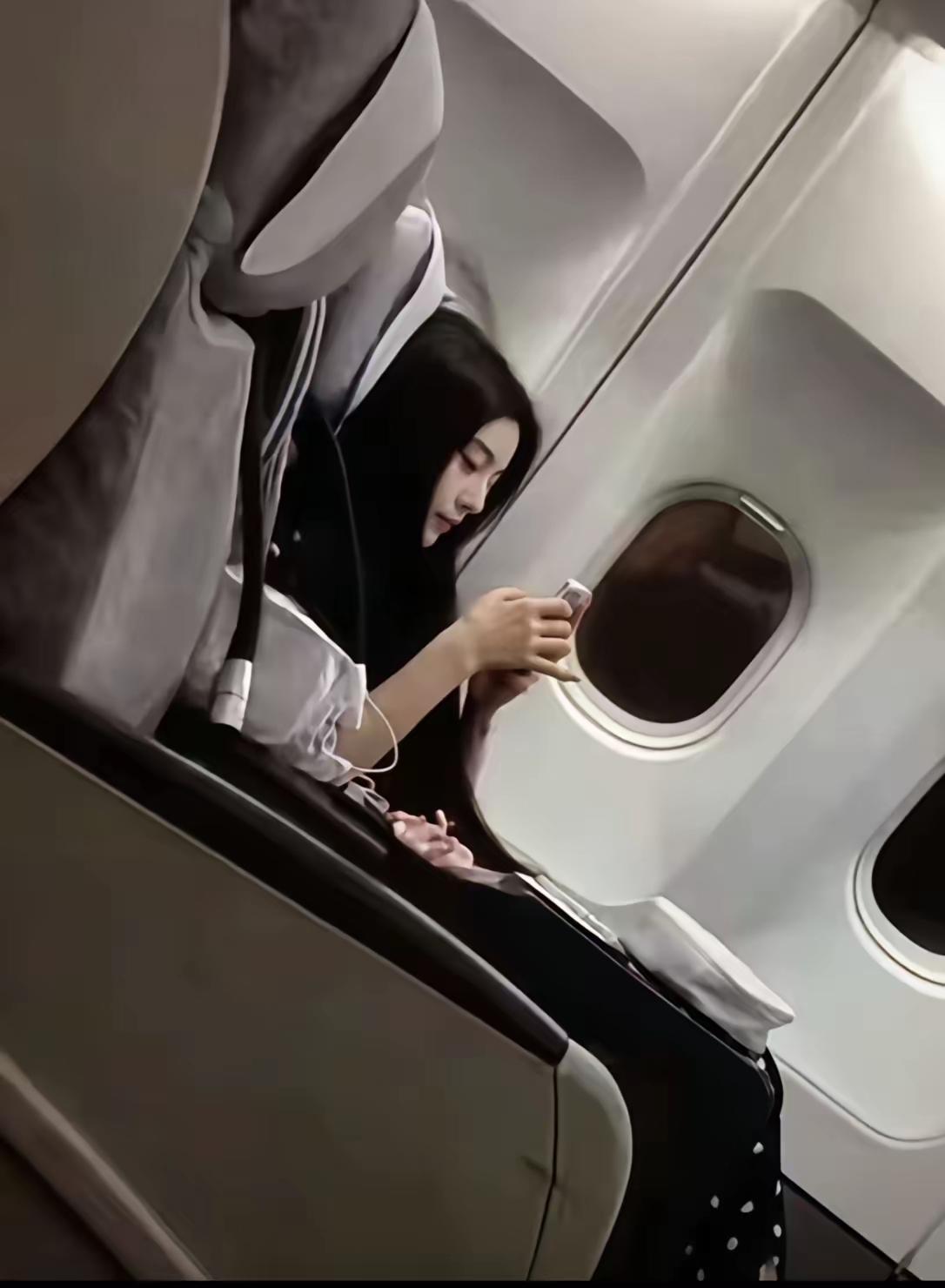 要是坐飞机遇到的话，你会选择问她一个什么问题呢，是问她有没有男朋友呢，还是问她微
