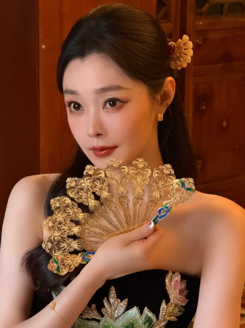 宋轶的美商真的一直在线！抹胸刺绣裙勾勒出优美线条，金扇点缀更显格调，东方美感被她