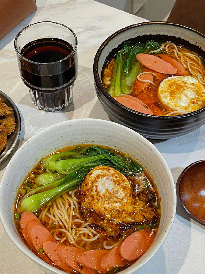 巨巨巨开胃的酸汤面来咯倒春寒的时候来一碗暖乎乎的面条实在太舒服啦面条裹满汤汁，鲜