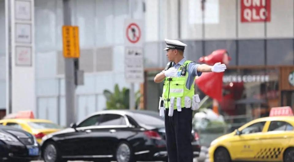 从“交警”到“交管”：一字之变见治理升级全国多地“交通警察”更名为“交通管