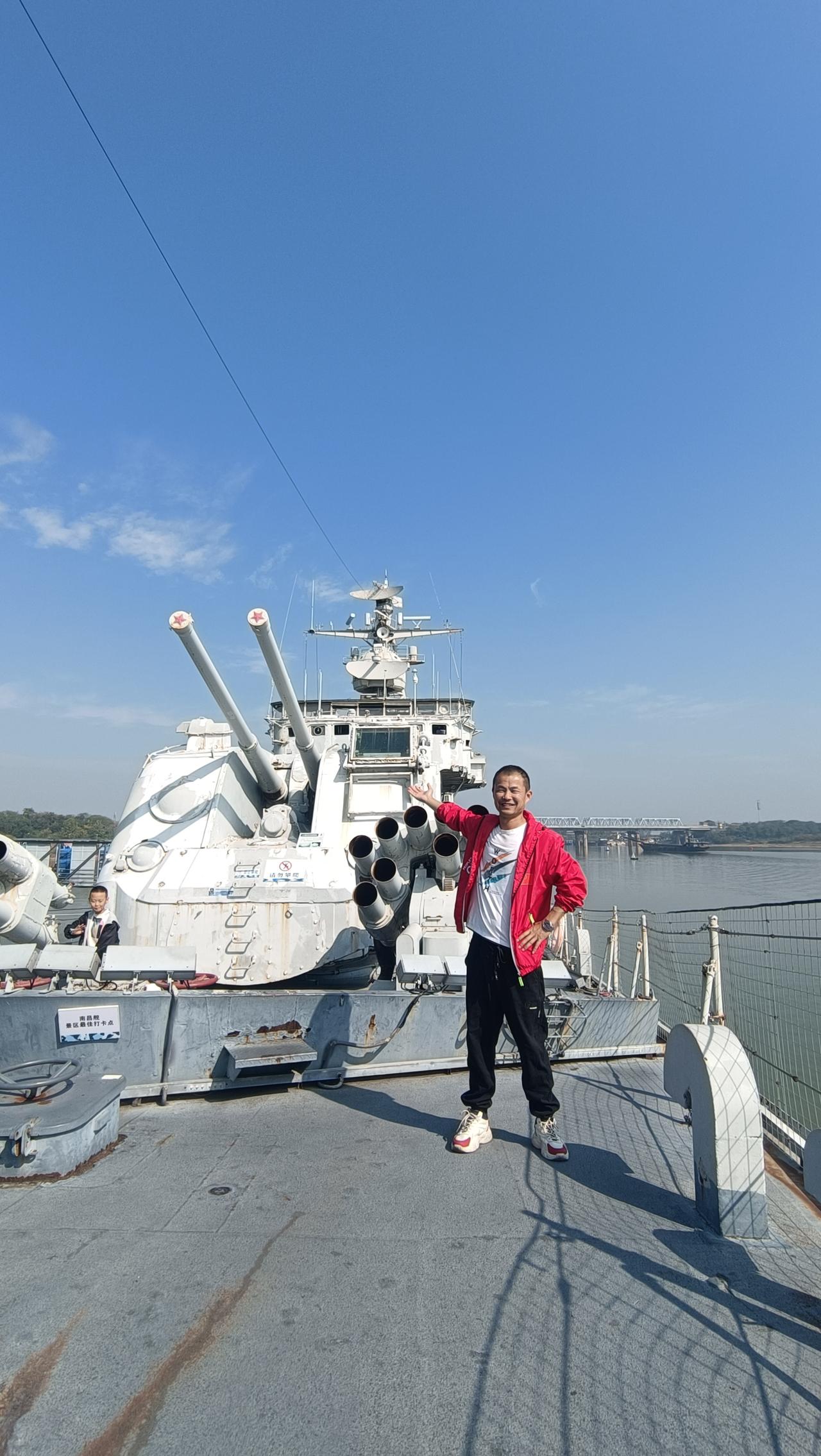 自驾游江西第二天。早上过早必须吃江西拌粉喝瓦罐汤，地方特色不能错过。然后打卡