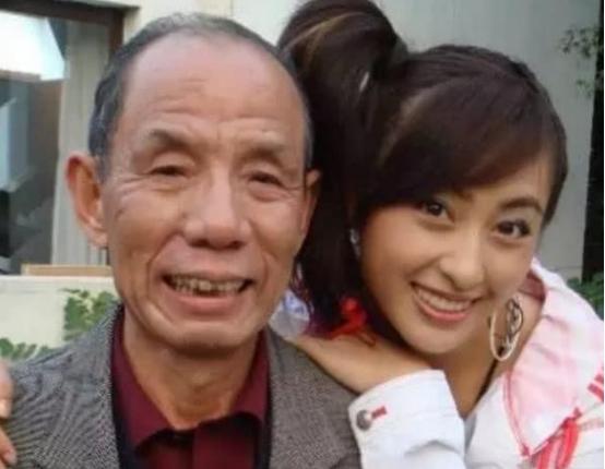魏宗万当初不顾世俗非议，迎娶大6岁、离异带孩子的妻子，相守51年金婚；成名后依旧