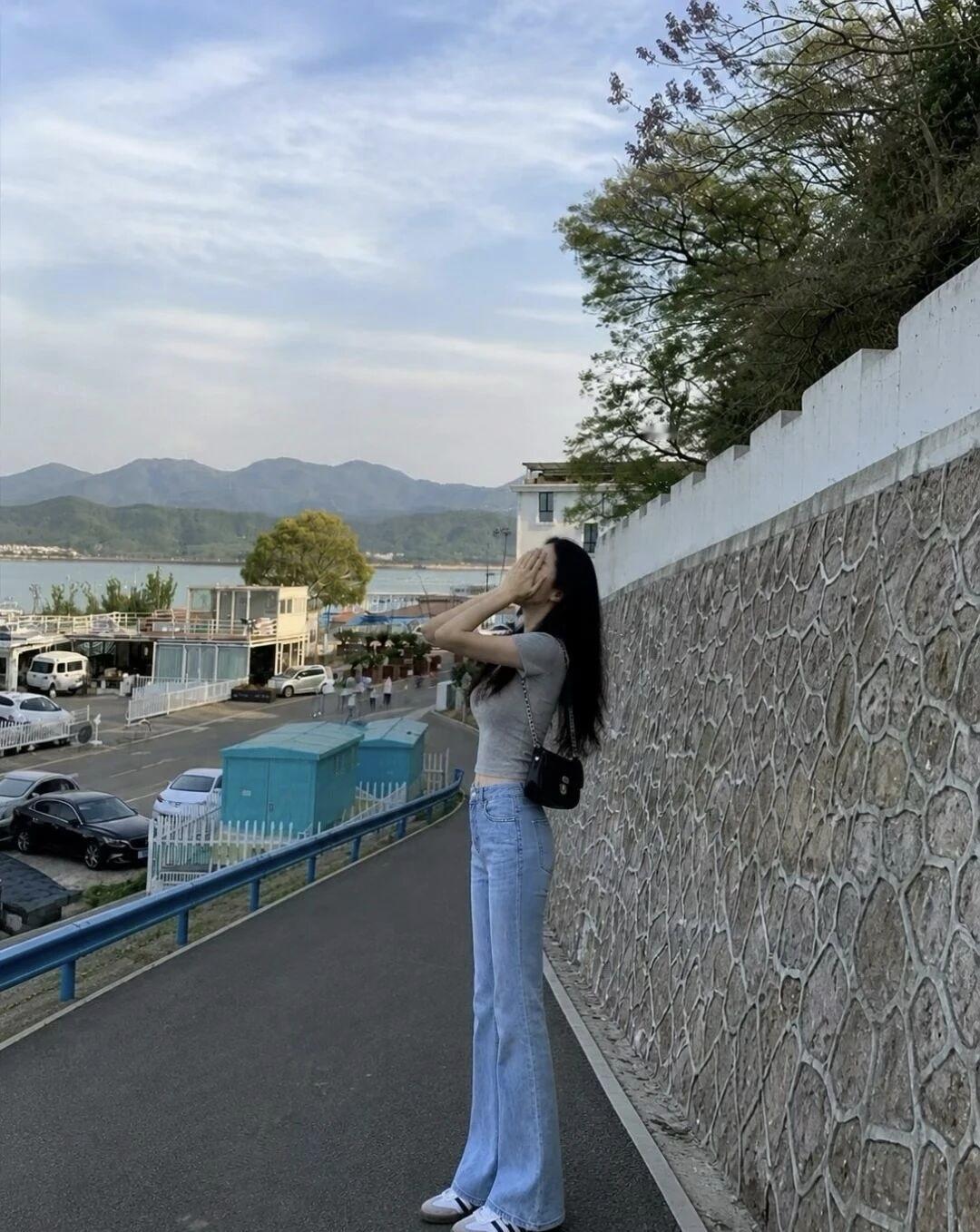 海边漫步，自由自在，享受美好时光