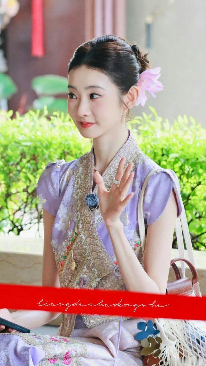 张艺凡紫色傣服上班张艺凡紫色傣服好配完全傣族公主！好适合紫色呀！