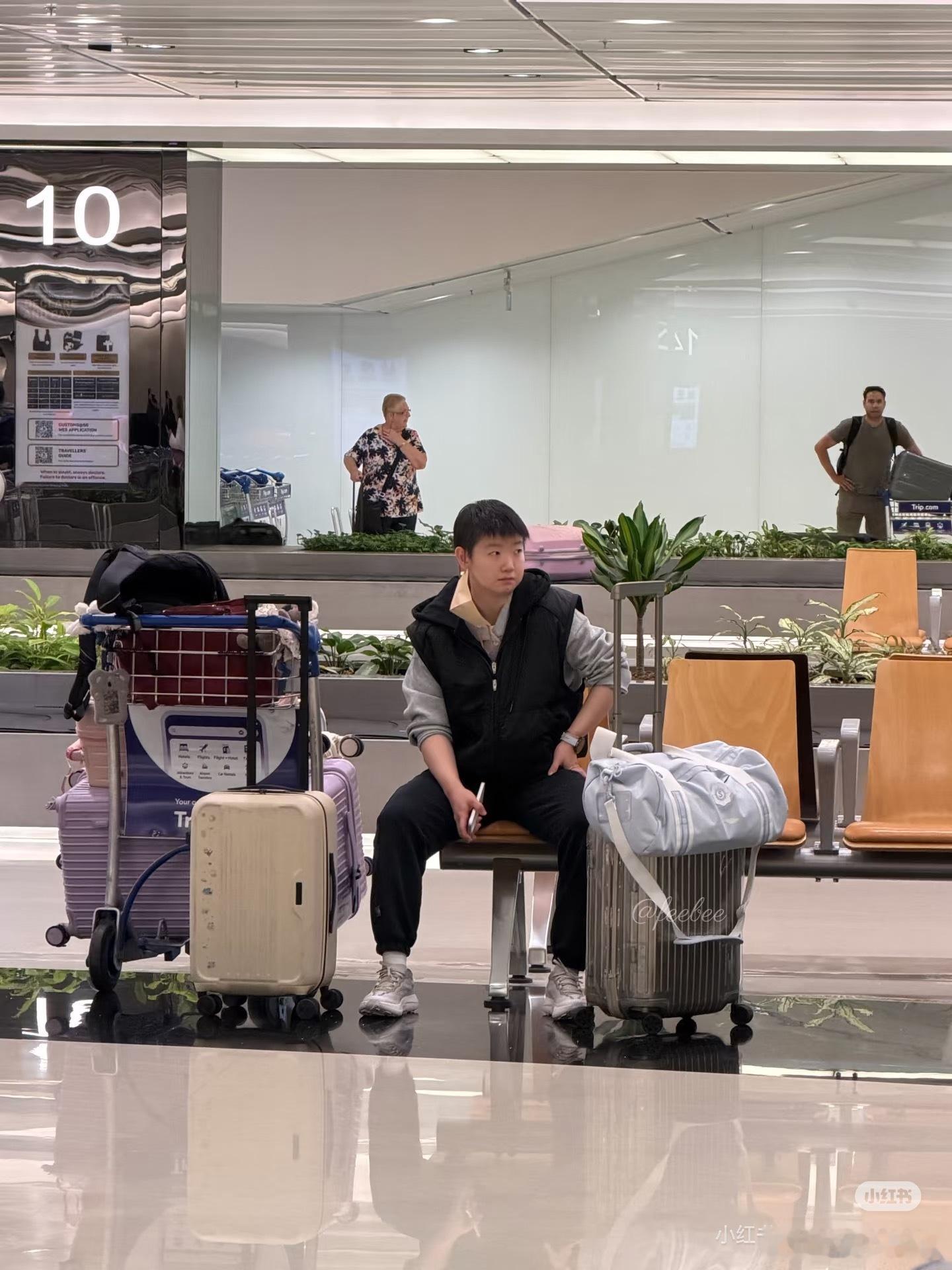 谁丢小宝宝在那看行李的😽😽