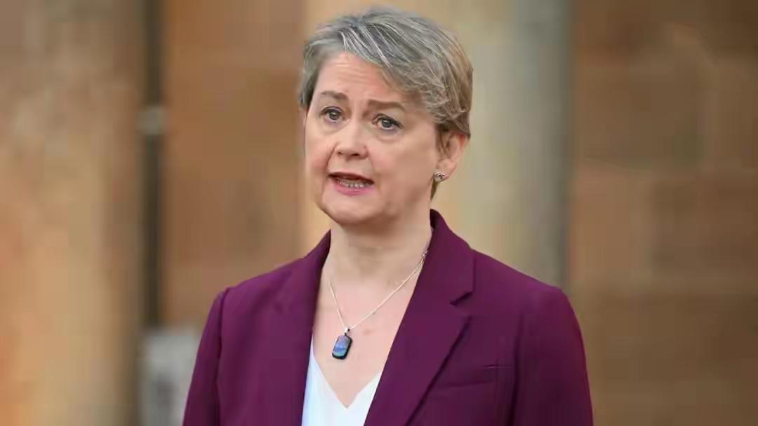 斯塔默遭集体逼宫，刚跟中国签下大单子，他不甘心就这么下台刚签完中国的千亿大单，