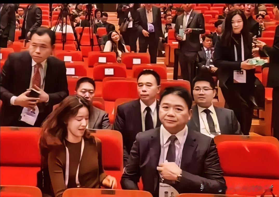 两口子关系怎么样身体会诚实地告诉你看看刘强东和奶茶妹,虽然人坐在一起,但是又