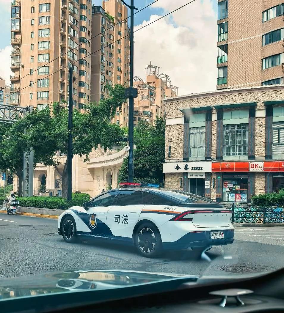 很刑的公务小鹏P7+罪犯上车：你好，小P打开座椅通风按摩