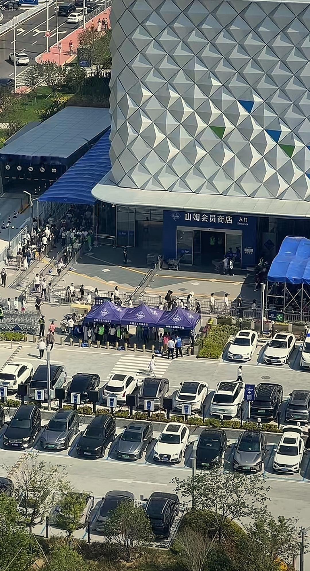 转眼间青岛与济南的山姆会员店开业已有10天，生意是真的好，哪怕是30多度的高温天