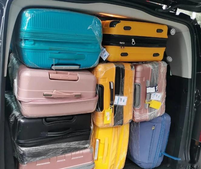 最近我发现，年轻人在新疆旅行中，十分流行“租装备”。他们不再大包小包的采购行李，