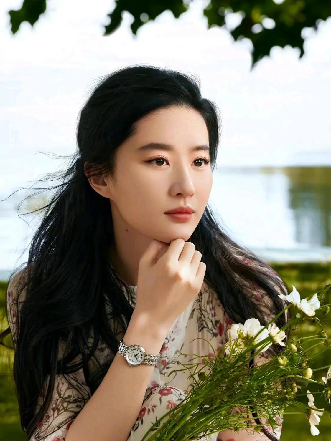刘亦菲用自己的节奏书写人生，那大家觉得在她心中，哪一个因素对她暂不结婚的影响最大