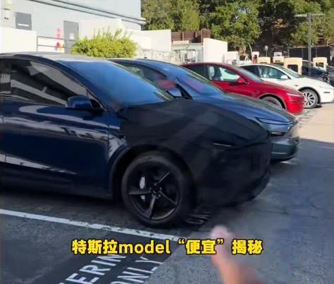 美国的博主极客小猪26日发布了ModelY廉价版伪装车近距离实拍视频，而且先