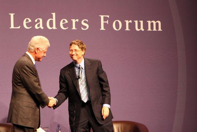 比尔盖茨曾和克林顿希拉里夫妇合影，当年他们三人可真风光无限。如今比尔盖茨晚节不保