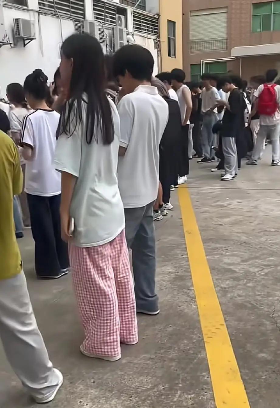 侄女今年大一，暑假不回家，跟同学兴致勃勃的去广东打暑假工！她说想增强一下社会工作