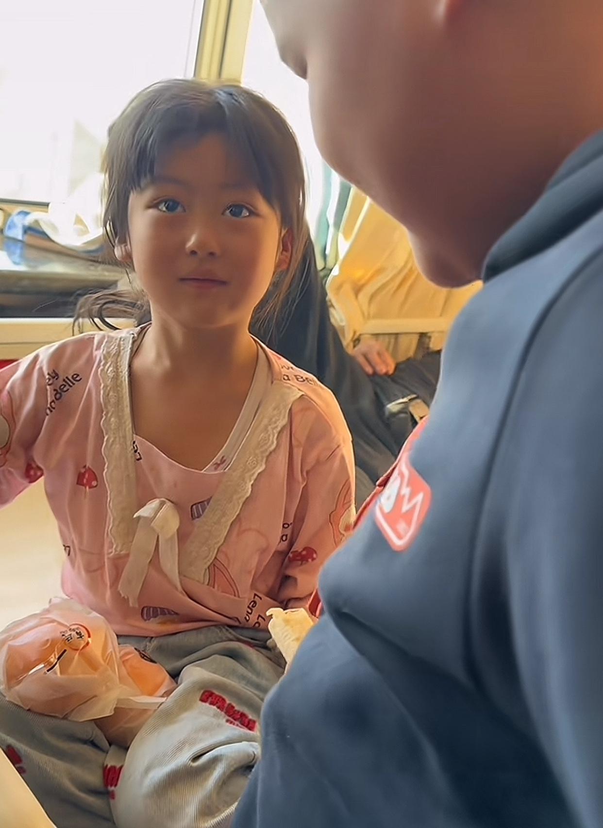 太心疼了！哈尔滨医院病房里，有这样一幕7岁小女孩穿着旧粉睡衣，守在瘫痪父亲