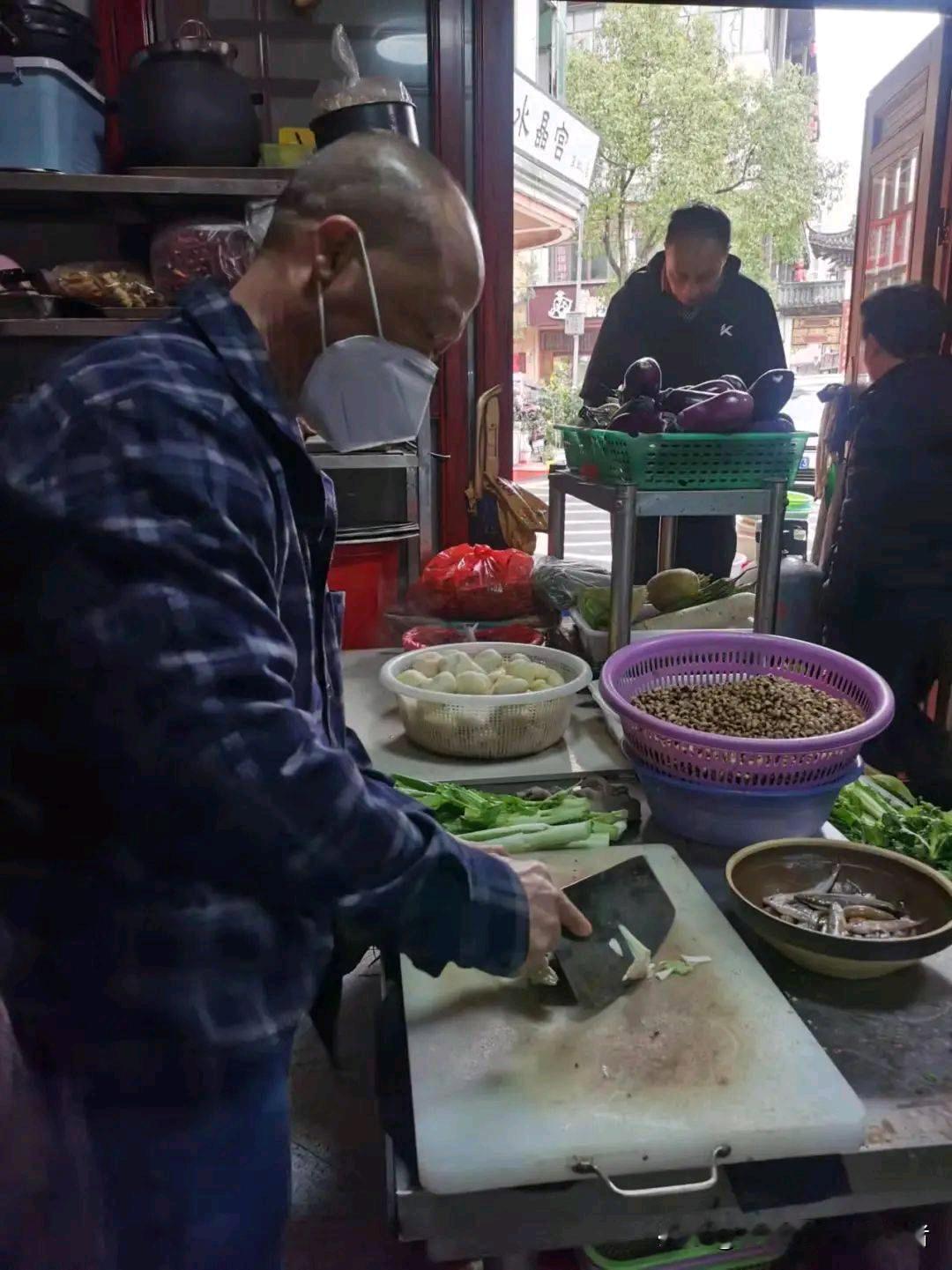 镇上一栋临街私房，月赚1万，如今一年租1万，卖120万没人要，买家只出60万！亲