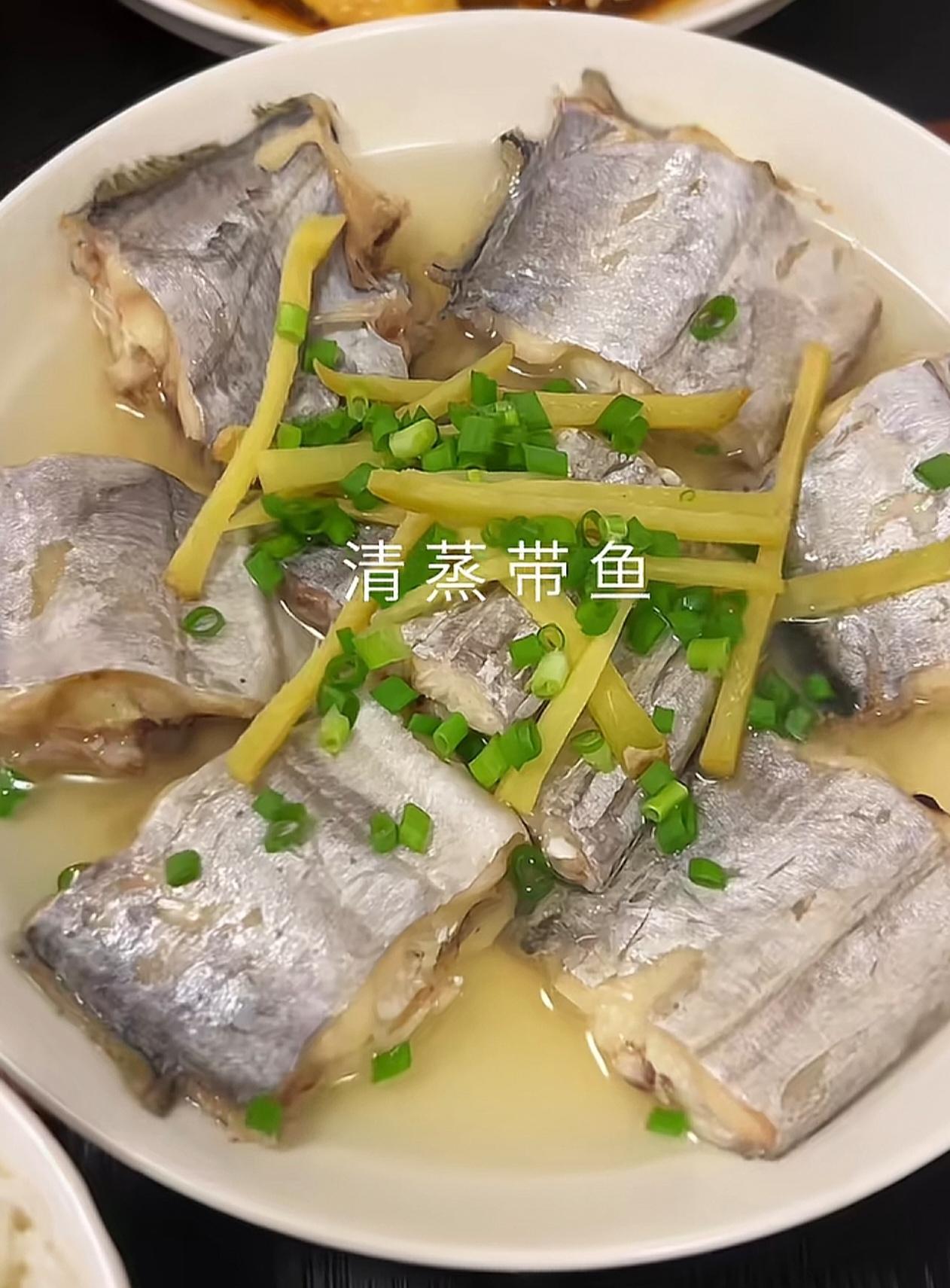 中午小侄子来我家吃饭，婆婆做了一桌他爱吃的饭菜：清蒸带鱼、葱油鸡、干煸牛肉、炒