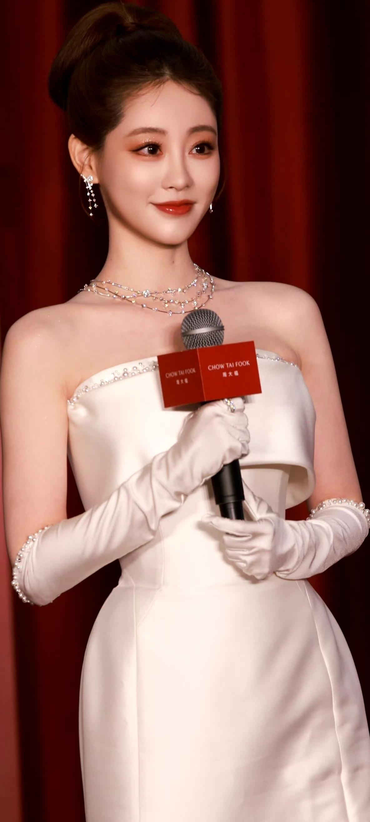 祝绪丹，优雅红毯时刻，闪耀珠宝与礼服的完美结合分享一下你心里的完美女神甜美祝绪