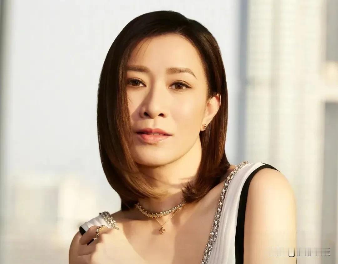 佘诗曼，太开心了！深夜睡不着，佘诗曼索性晒出一段视频，画面里的她被三个孩子紧