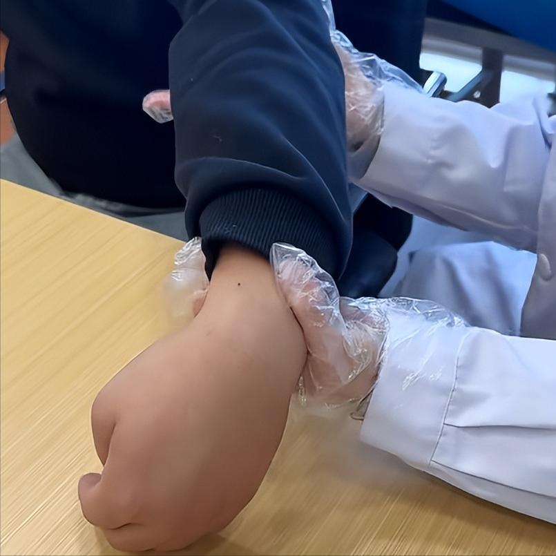 偏瘫后肌张力高会造成三种危害，但愿你一个也没有危害一：关节变形，活动受限当肌