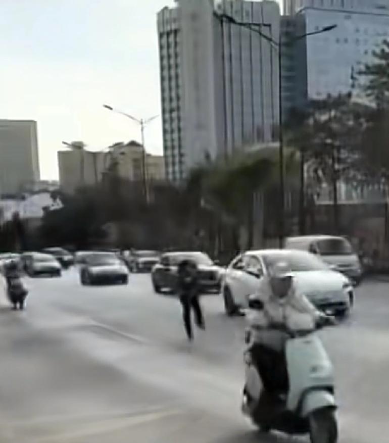 这么玩，不管是不行的陕西西安，最近很多人都刷到了一条视频，一名男子在早高峰阶段