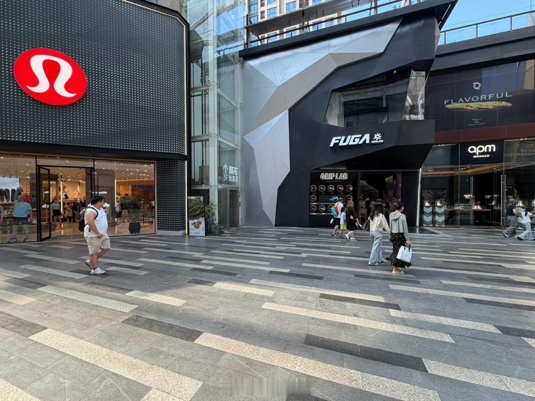 双层KAILASFUGA跑山空间店盛大启幕，这也是品牌在西安首个外立面形象店铺