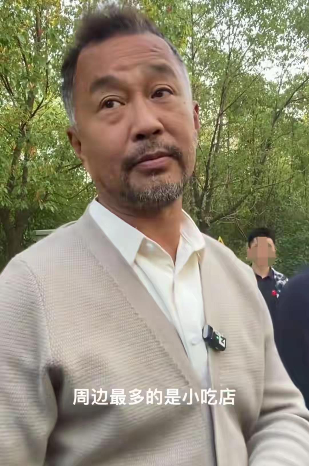 沈巍大师最近丢人丢到家了，在一次炒作活动中，沈大师说，中国的大学，旁边都是小吃