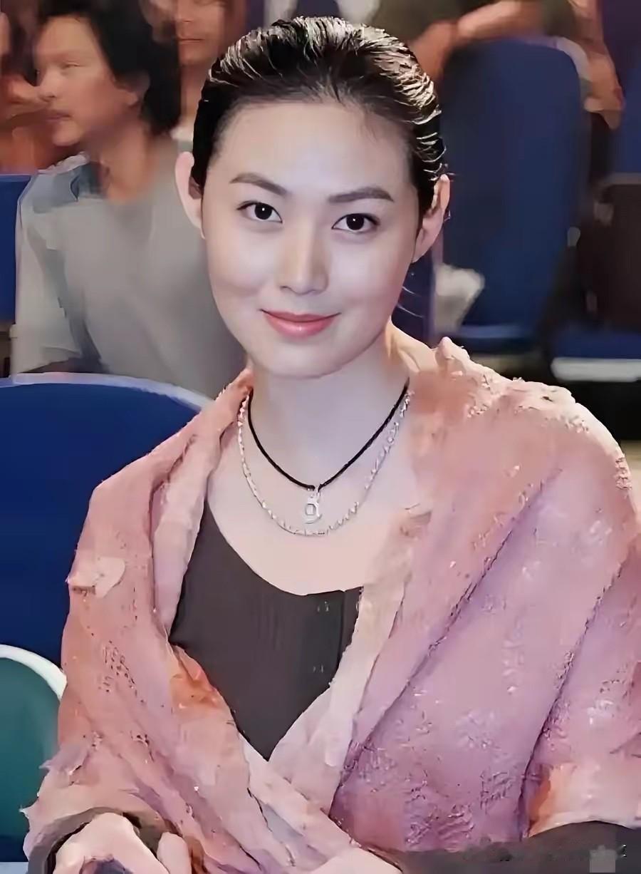 她长得实在是太美了，不愧是90年代第一美女，标准的鹅蛋脸极具古典的美。身材苗