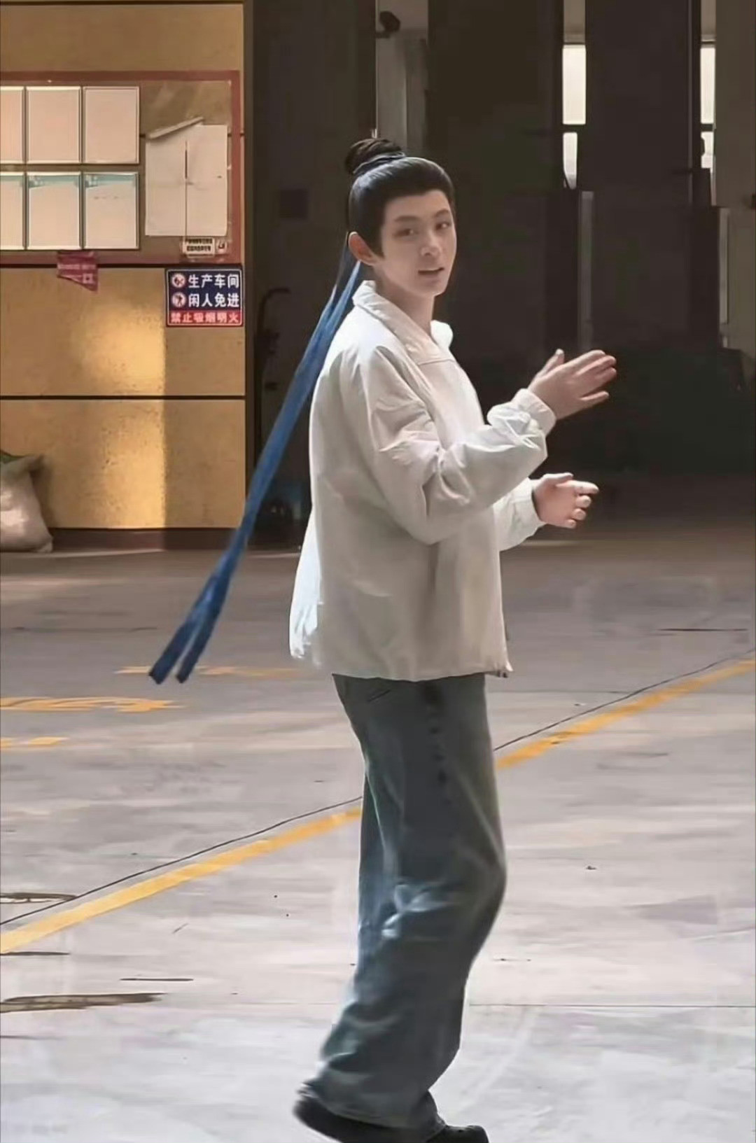 赵晴00花买股没人猜出来吗？这是女扮男装的赵晴！