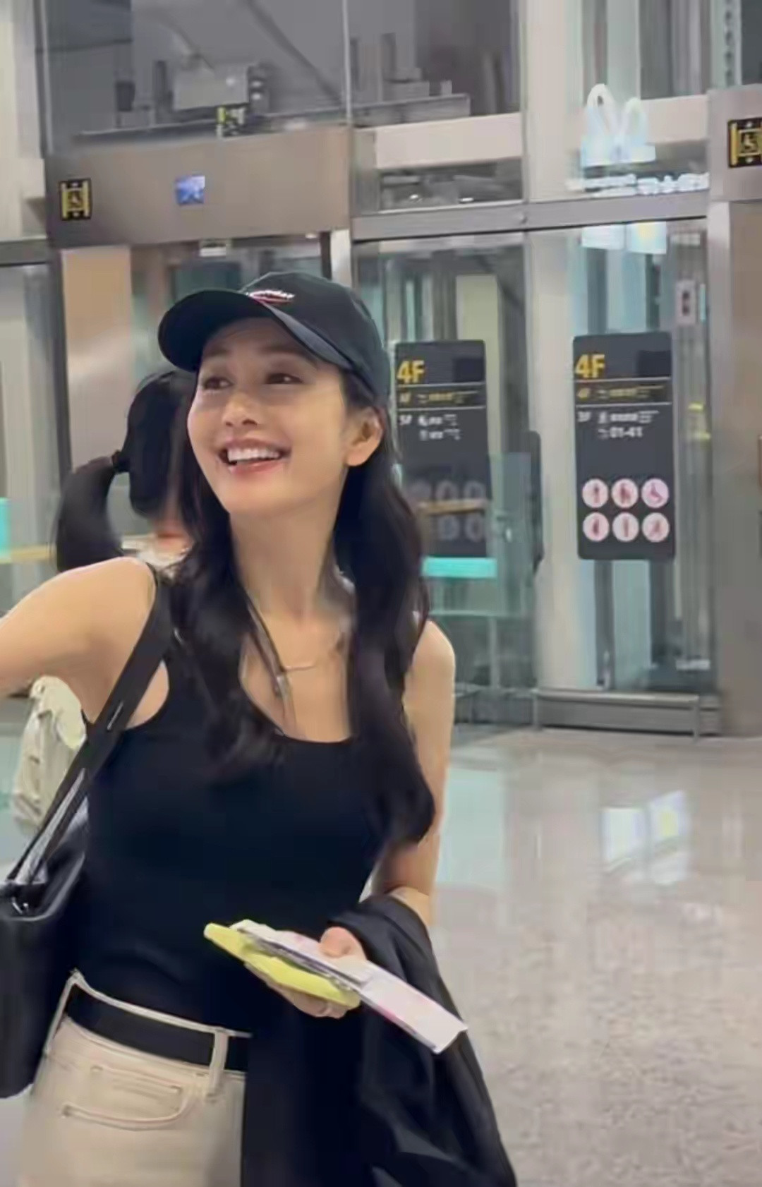 王鸥机场出发回北京，穿黑色背心性感美丽，热情大方又可爱！