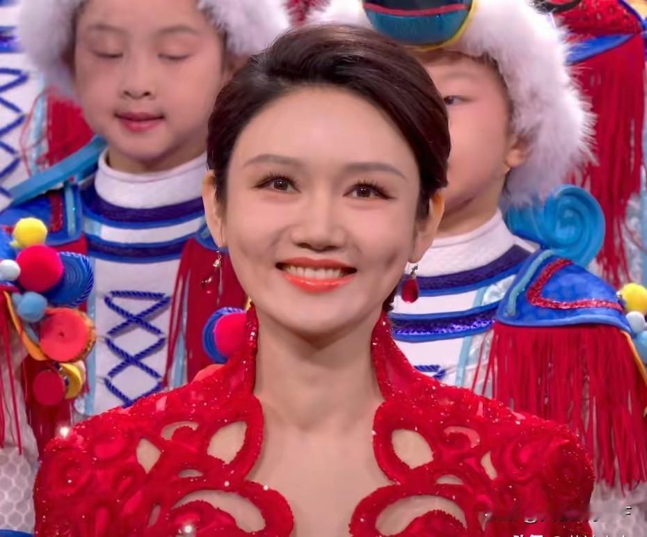 马年春晚的舞台上，龙洋、马凡舒、刘心悦三位佳人宛若三朵盛放的春花，各展风华。龙