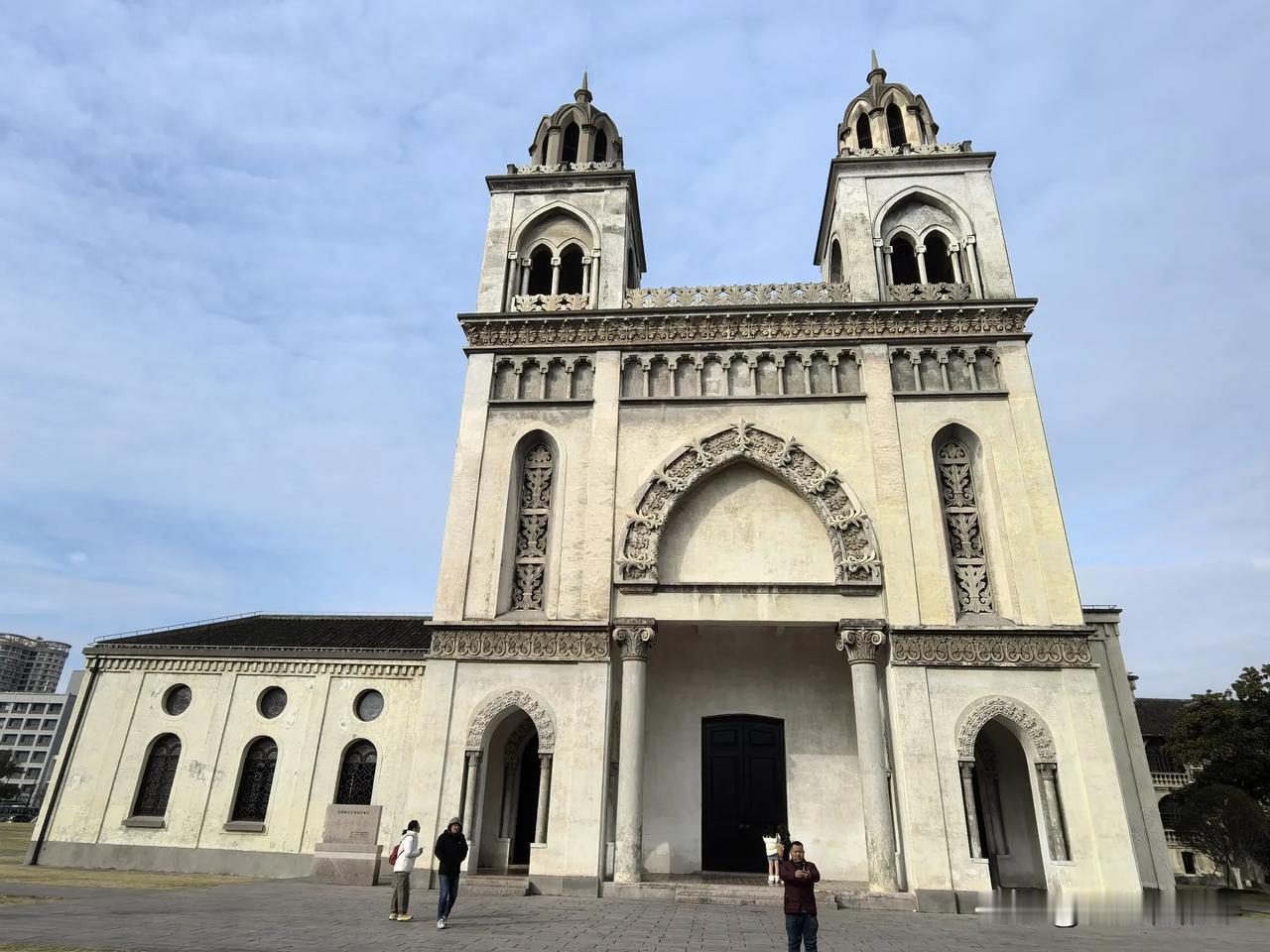 感叹浙江省内教堂⛪挺多，很适合拍照，位于嘉兴中心的天主堂，推荐去看看哟～嘉兴