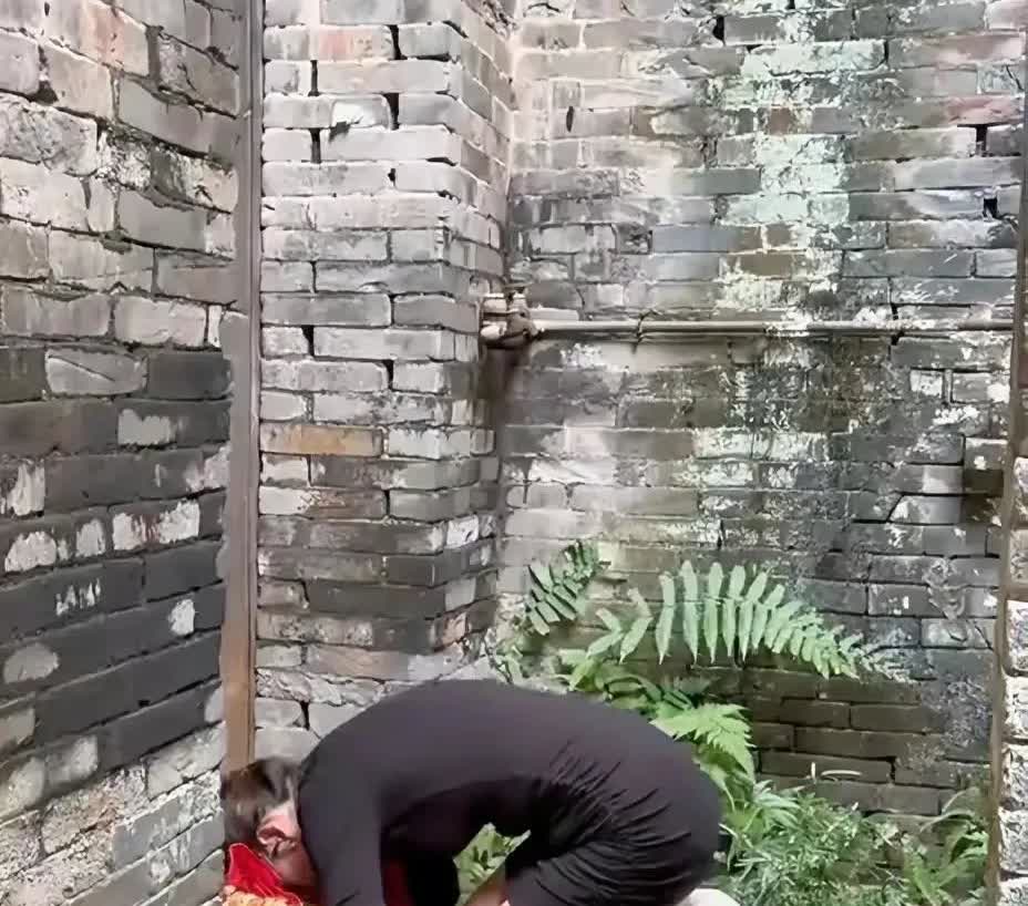 江西，有一位村民正在家里的厨房做午饭，突然听到巷子里有女子的哭声，这位村民以为有