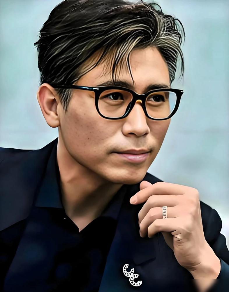 51岁李乃文海鲜馆被拍，身后竟跟着5个娃！这瓜比海鲜还鲜！别瞎扯狗血重组戏，