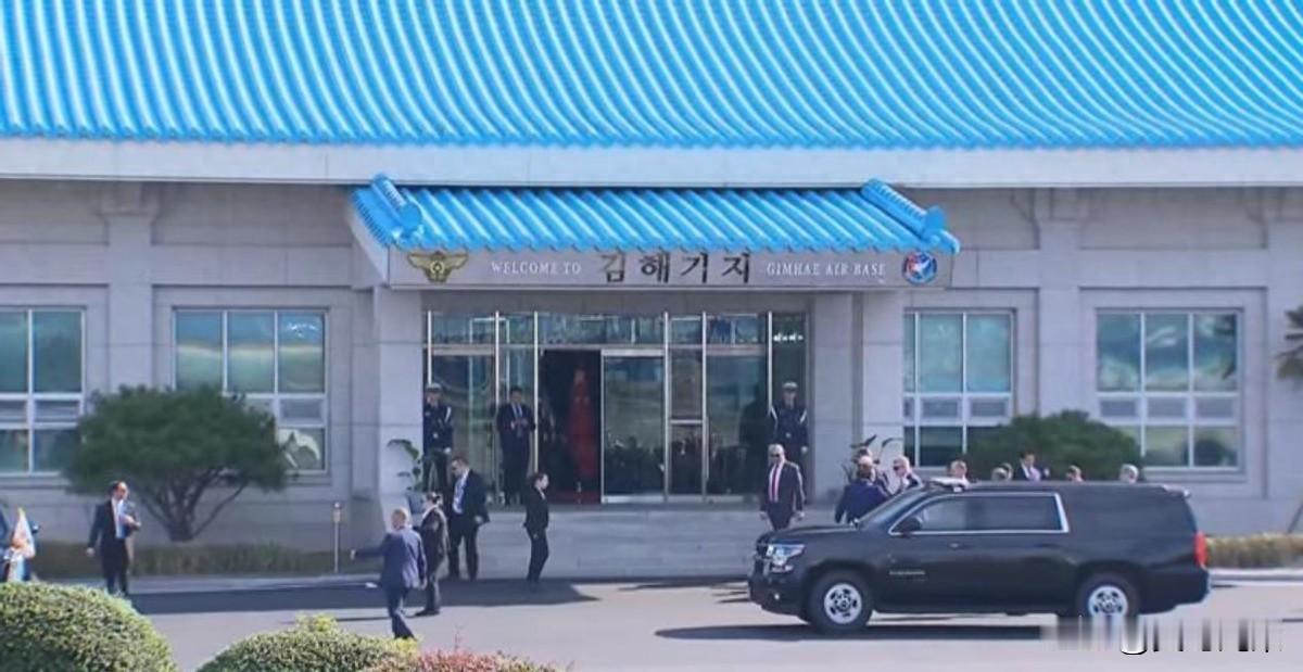 特朗普APEC缺席，国内危机和地缘政治的盘算特朗普走了，在釜山美中会晤后，没去