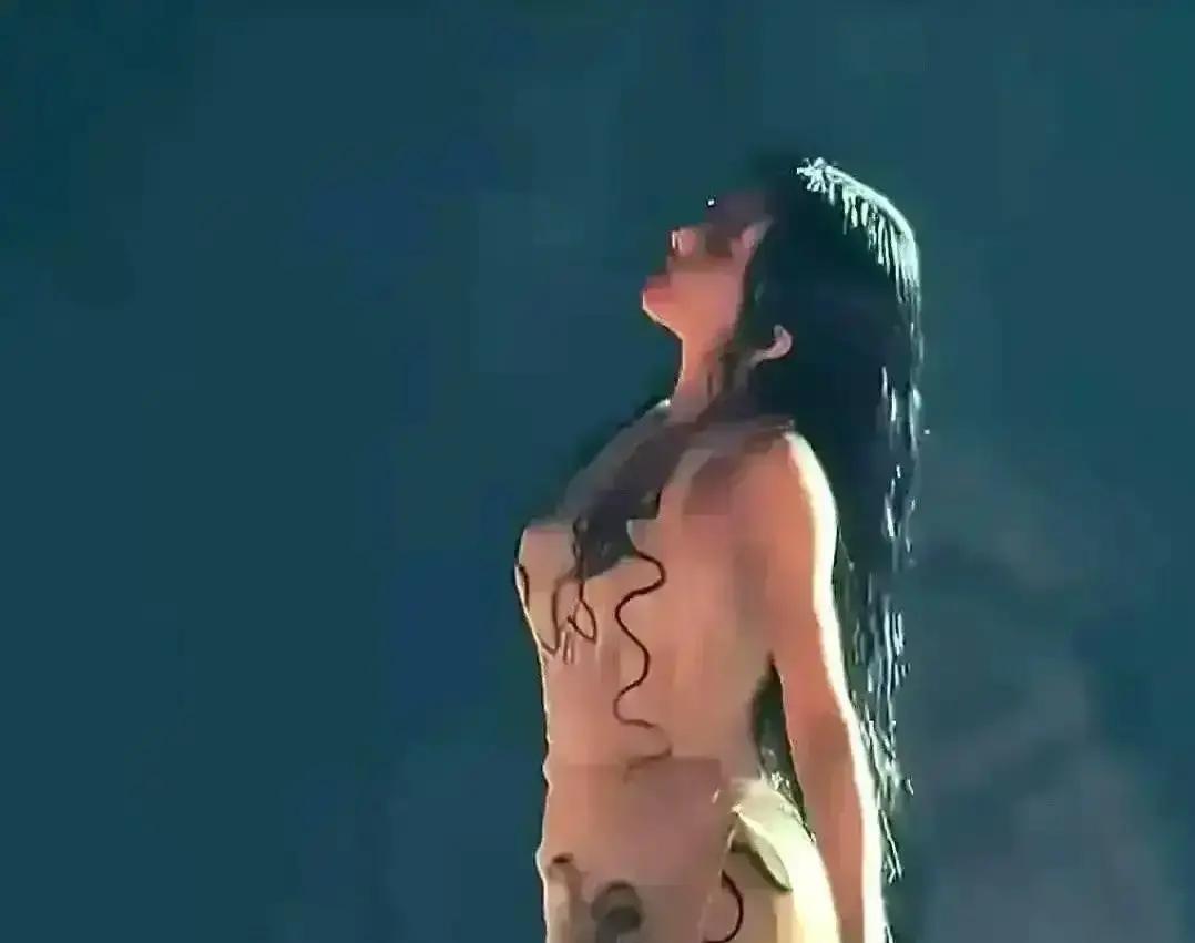 吉隆坡的尖叫，不是为高音。聚光灯下，梁静茹一个侧身。刺啦——热裤侧缝应声崩开