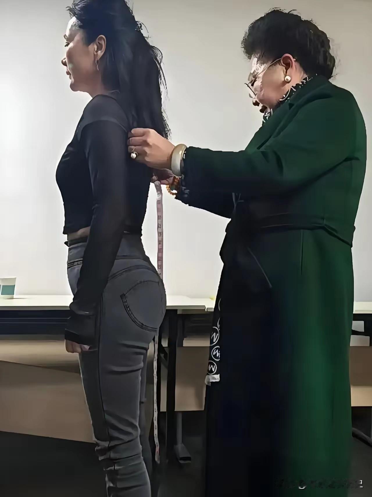 美女就是美女，虽然已经年过六旬，但是何老师这身材保养的是真好！