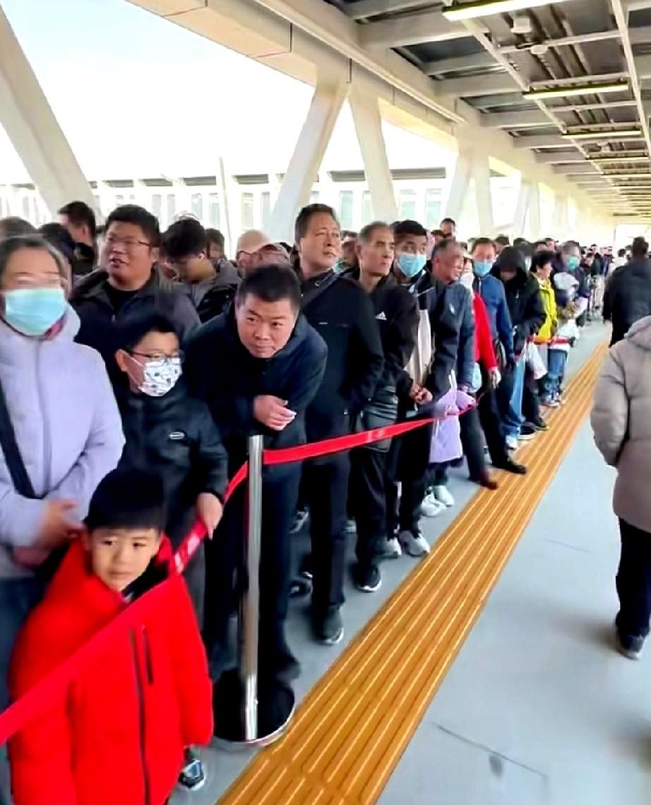 好家伙，济南那个云巴今天开通，我朋友圈都刷爆了，照片里乌央乌央全是人。我就想问