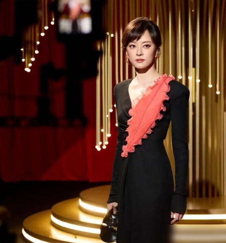 孙俪当年差点被投资人女友挤掉甄嬛。拍《甄嬛传》时，投资人直接把女友塞到郑晓