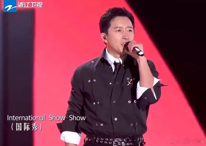 韩庚唱跳累得够呛不得不说，他现在真的是年纪大了，发福了就再也回不去了，感觉跟他