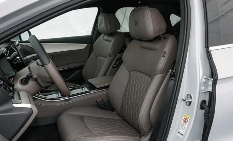 国内卖不动，国外抢疯了。中国汽车正在上演一场“墙内开花墙外香”的大戏。一