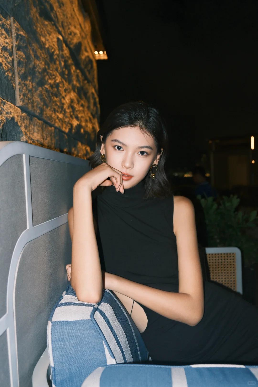 171身高兼职模特少女，面庞轮廓自带原生叙事感，不追求极致对称，却因细微的起伏更