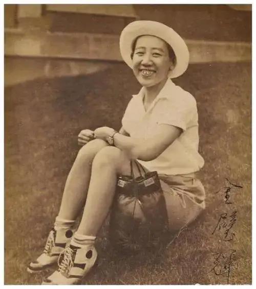 1945年，军统审问川岛芳子，她就是不说话。突然，戴笠坏笑着靠近她，随后一边用卡