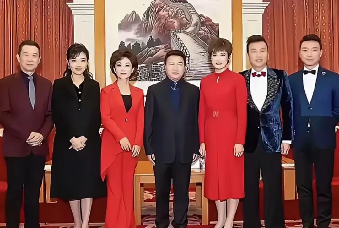 看到这张主持人合影，你都认识吗？