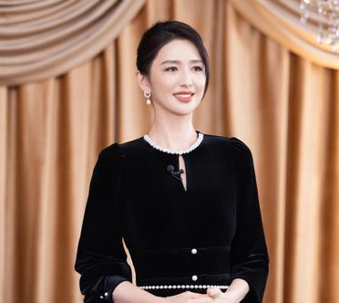 他蹲在工地墙角啃馒头，手机突然响了。女儿在视频里举着满分试卷，笑得眼睛没缝。
