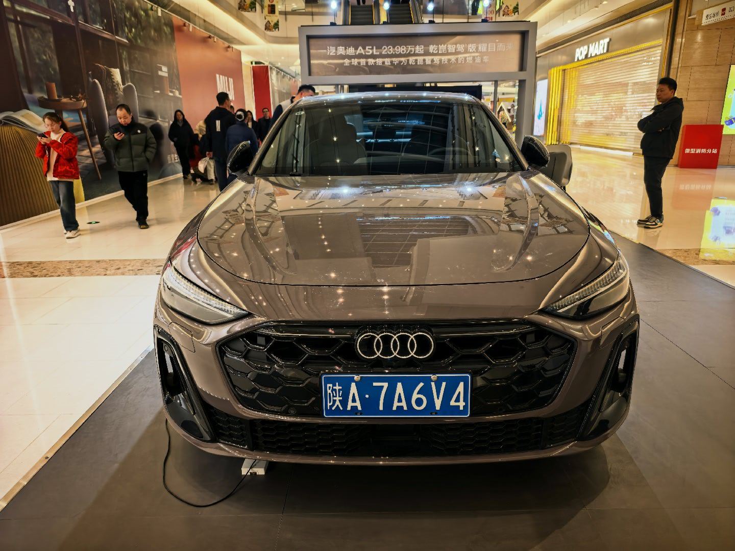 商场里碰见了奥迪A5L，这车外观真的无死角的好看，我也心动过，心动至今，如果内饰